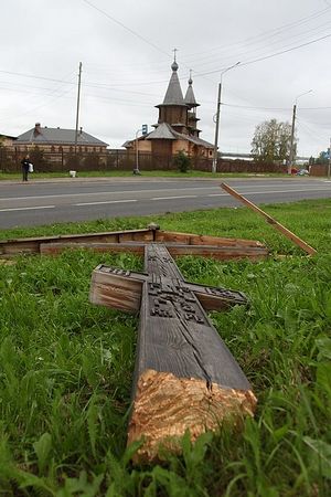 Вандалы срубили поклонный крест в Архангельске. Фото: arh-eparhia.ru