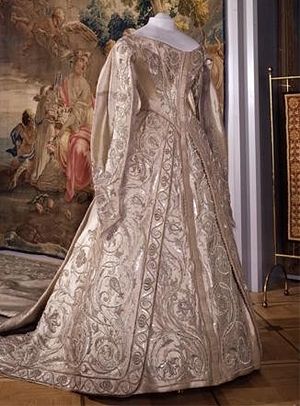 Коронационное платье святой страстотерпицы царицы Александры, вышитое сестрами Ивановской обители. Находится в Оружейной палате Кремля. 