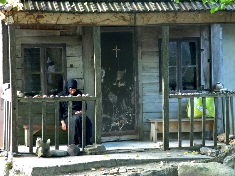Джихети.  Некогда в этой келье проживал иеромонах Федор (Темур Чихладзе). В 1984 году он был зверски расстрелян в связи с нашумевшим делом об угоне самолета в Тбилиси.
