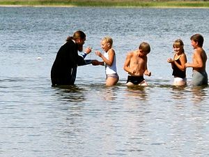 Крещение детей из лагеря "Лесная поляна" в озере у села Благодатное. 18 августа 2012 г. 