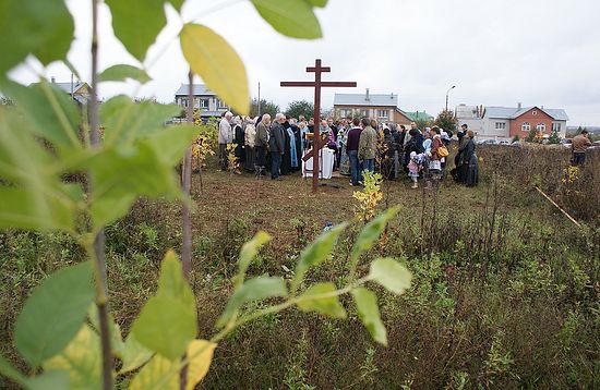 Крест, установленный в минувшее воскресенье в поселке Гать