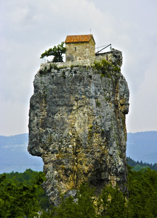 Кацхийский Столп.  Монастырь расположен практически в самом сердце Грузии – Имерети, недалеко от города Чиатура.  