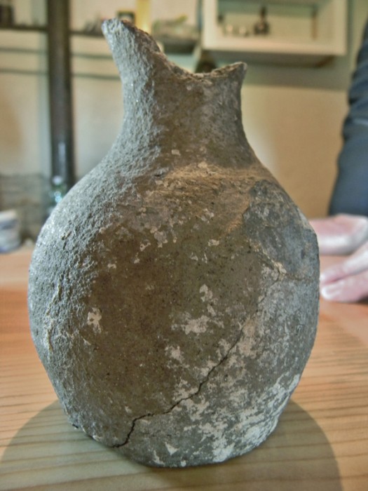 Кацхийский Столп.  Другая – глиняный кувшинчик для воды. Обе находки ученые относят к XV в. 