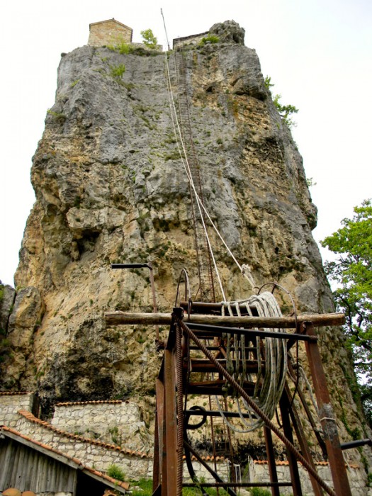 Кацхийский Столп.  Лестница была установлена лишь в 2007 году. Ранее отцу Максиму приходилось пользоваться шаткими лесами и услугами военных альпинистов.  