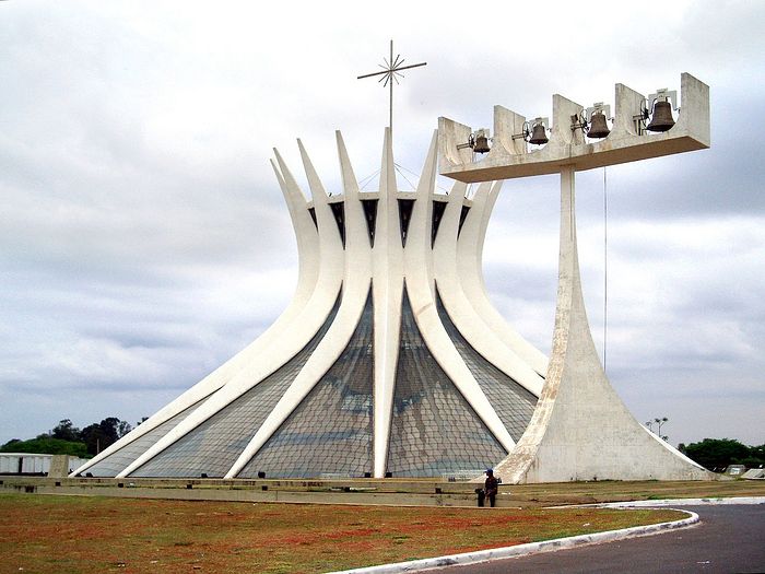 Образчик постмодерна: католический собор Пресвятой Девы Марии, Бразилиа (1958 – 1970). Архитектор: Оскар Нимейер