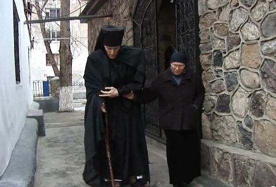 Монах Фаддей и вдова о.Игоря Розина матушка Екатерина. Кадр из фильма «Разбойник»