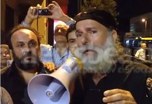 Православные в Греции сорвали премьеру кощунственной театральной постановки. Кадр из ролика на Youtube.