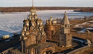 Реставраторы вернули два утраченных нижних венца Преображенской церкви в Кижах