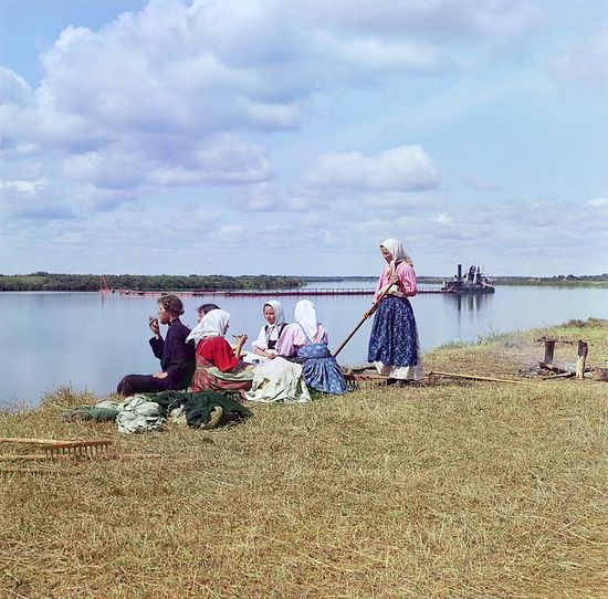 S.M.Prokudin-Gorsky. Lunch at hayfield. 1909.