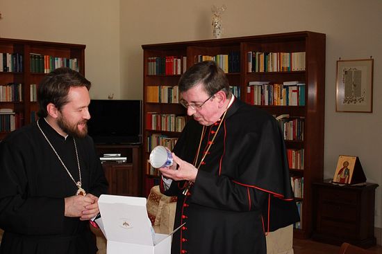 В заключение встречи, прошедшей в теплой и дружественной атмосфере, стороны обменялись памятными подарками. 