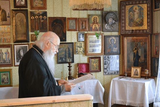 Экскурсию для высоких гостей по дому-музею провёл настоятель Михаило-Архангельского монастыря города Юрьев-Польского игумен Афанасий (Селичев). 