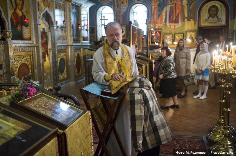 Протоиерей Виктор Потапов исповедует. Фото: М. Родионов / Православие.Ru