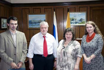 На встрече обсуждались проблемные положения и претензии родительского движения к новым законопроектам в сфере семьи: о социальном патронате и об общественном контроле за обеспечением прав детей-сирот.