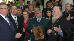 От имени Святейшего Патриарха Московского и всея Руси Кирилла протоиерей Димитрий Смирнов наградил орденами Святого благоверного князя Дмитрия Донского III степени руководителям таможенных служб России, Беларуси и Украины