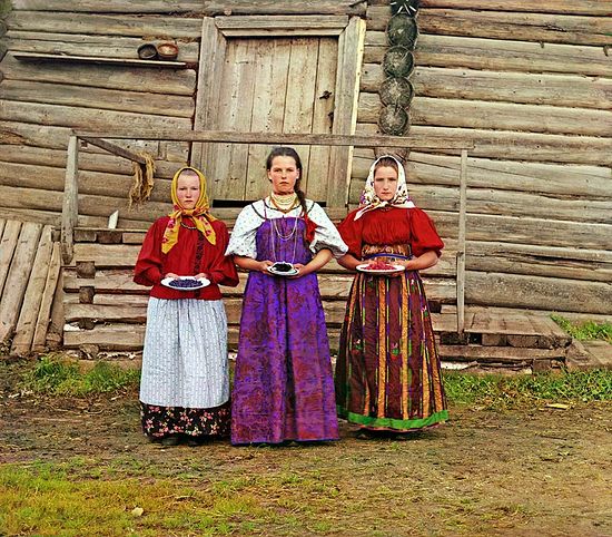 Крестьянские девушки. Фото: С.М. Прокудин-Горский, 1909.