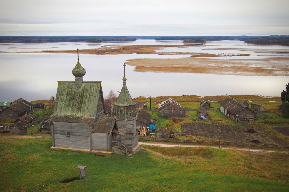 Никольская часовня в Вершинино. Каргополье. Село Вершинино, берег Кенозера.   21 октября 2012 года.   Фото: Михаил и Екатерина