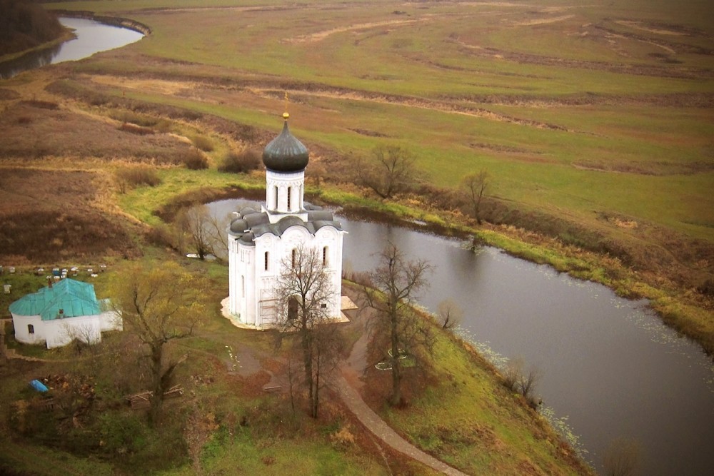 Церковь Покрова на Нерли. Суздальский район, Владимирская область.   30 октября 2010 года.   Фото: Михаил и Екатерина