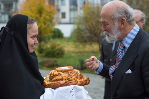 На крыльце Покровского собора принца и его личного помощника Майкла Чанса встречали по русскому обычаю хлебом-солью