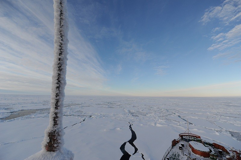 Курс изменен: теперь строго на север. «И вдруг “Россия” изменила курс. «Бог весть, как это было на самом деле. Главное, что имиже веси судьбами “Россия” взяла курс на Северный Полюс».   Фото: епископ Иаков (Тисленко)  «Освящение Русской Арктики. Путевые заметки владыки Иакова» читайте здесь