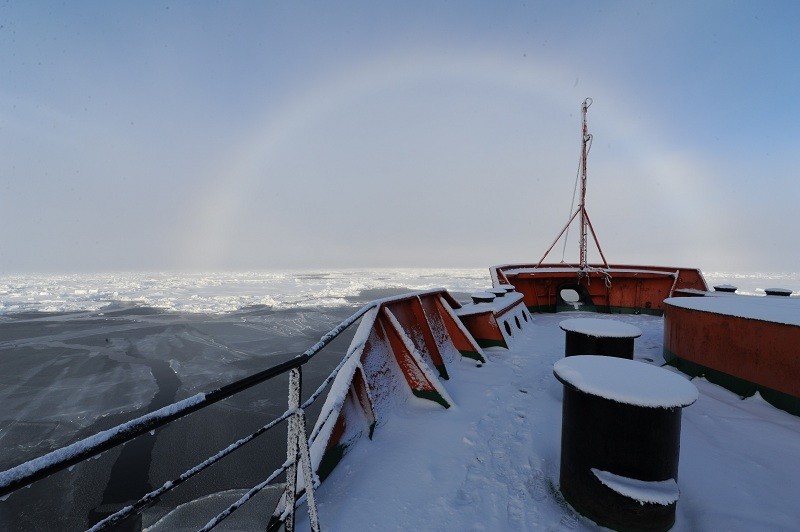 Радуги сопровождали экспедицию на всем протяжении похода. После освящения Северного Полюса: «Весь день сияло солнце в безоблачном небе, обрамленное с обеих сторон радугами, и “Россия” шла прямым курсом на этот сияющий, ослепительный свет, – “совершая свое служение Богу, в Троице славимому”».   Фото: епископ Иаков (Тисленко)  «Освящение Русской Арктики. Путевые заметки владыки Иакова» читайте здесь