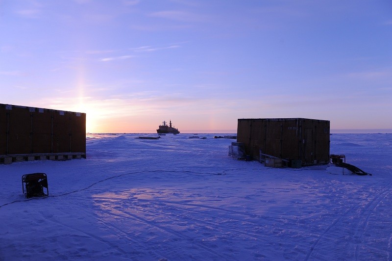 Божией милостью СП-40. «К льдине мы подошли 26 сентября, в Предпразднство, а в сам день Воздвижения Креста Господня начали выгружать станцию».   Фото: епископ Иаков (Тисленко)  «Освящение Русской Арктики. Путевые заметки владыки Иакова» читайте здесь