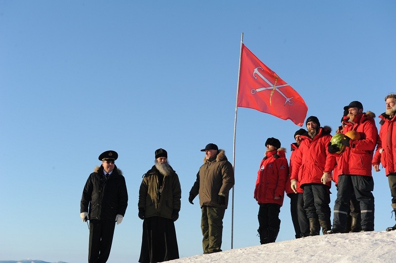 Открытие станции СП-40. «Просветляется облачная мгла, сквозь нее проявляется красный сгусток солнца. Облака становятся все тоньше, и вот уже в небе сияет солнце, а по бокам от него снова стоят две яркие радуги. Мы поднимаем флаг в этом чуде знамения свыше».  «Освящение Русской Арктики. Путевые заметки владыки Иакова» читайте здесь