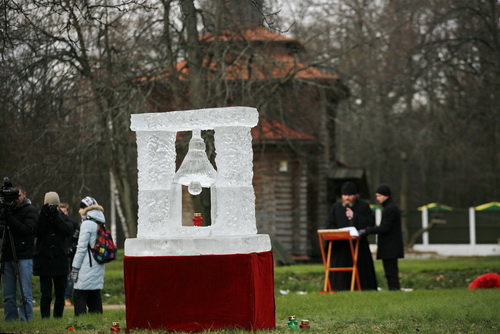 Ледяной колокол, который установили на погребальном рве