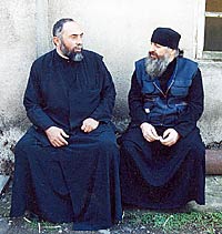 Отец Захарий Перадзе (слева) и отец Григорий Абуладзе