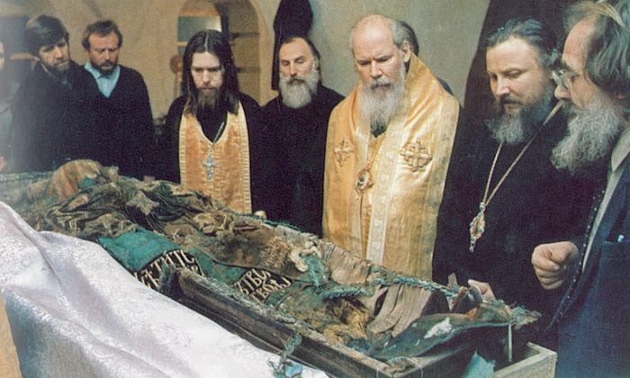 The uncovering of the relics of Patriarch Tikhon in Donskoy Monastery. Shown are Hieromonk, now Bishop Tikhon, Patriarch Alexiy II, and Bishop Arseny.