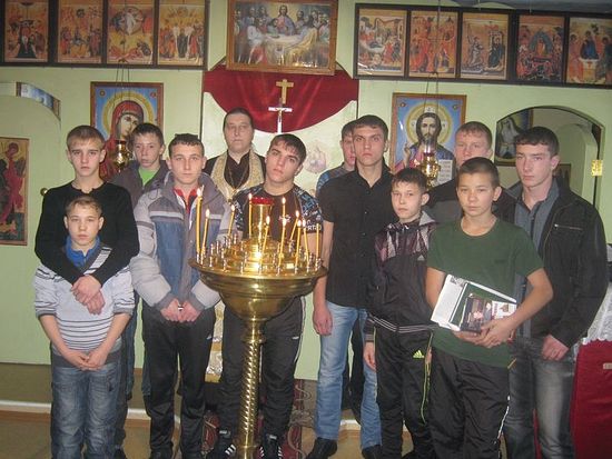11 подростков Известковского специализированного училища приняли Таинство Крещения 