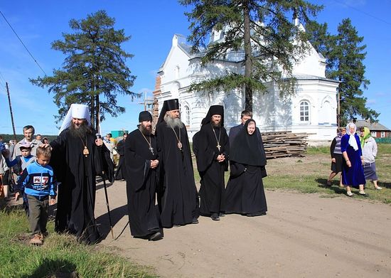 За време посете епископа сергијево-посадског Феогноста у Суру и Верколу, август 2012 