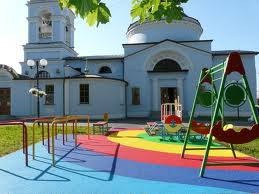 Рядом с новыми московскими храмами будут строить детские площадки