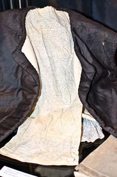 Текст молитв, зашитый в подкладку одежды. Заключенный, носивший такую одежду, подвергал себя смертельной опасности, если бы молитвы были обнаружены