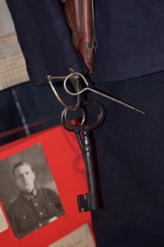 и спица, которой он убил двух человек (об этом он рассказал, когда покаялся в конце жизни)