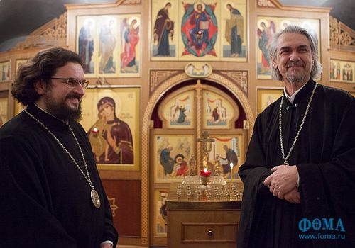 Епископ Роман и отец Владимир на фоне иконостаса, отправляющегося в Якутию