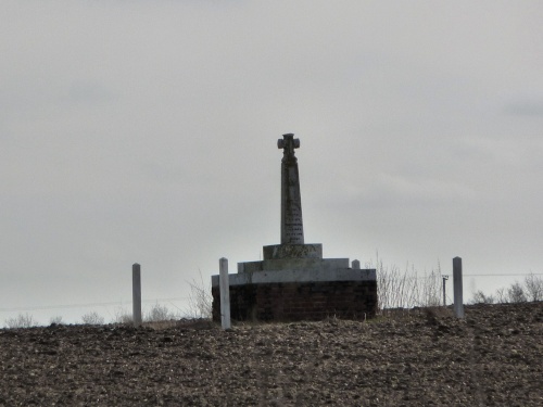 Памятник св. Эдмунду в деревне Хоксен, Саффолк.