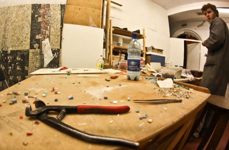 Мозаичная мастерская.  Мозичная мастерская расположилась в небольшом помещении под Державным храмом. Фото: Юлия Руденко.  