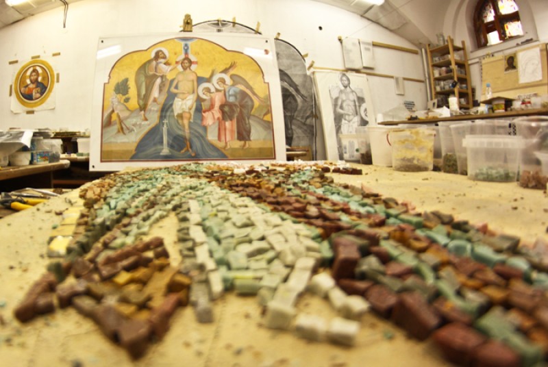 Мозаичная мастерская.  Византийская мозаика, в сравнении с римской, отличается совершенно другими приемами в кладке ликов, одежды, обилием золотого фона. Фото: Юлия Руденко.