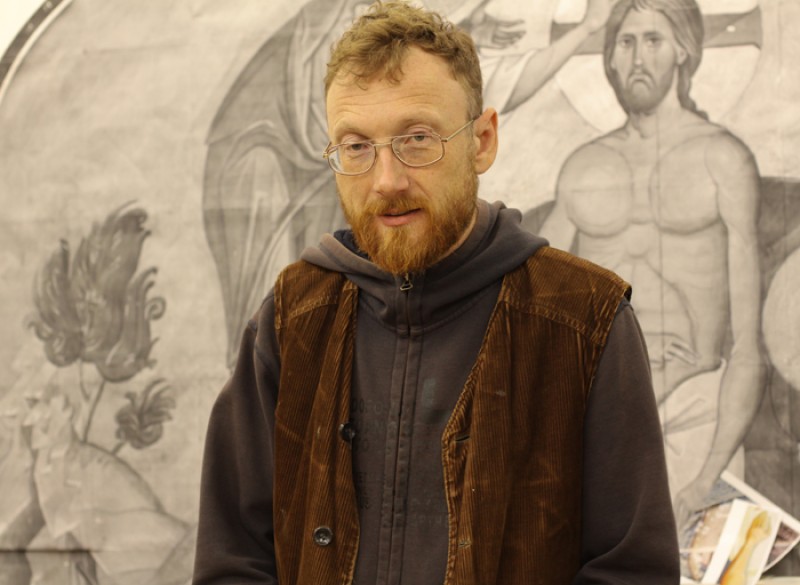 Мозаичная мастерская.  Один из мастеров мозаичной мастерской. Фото: Юлия Руденко.  