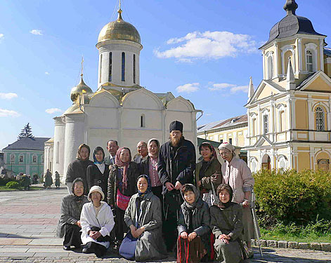 Паломники в Троице-Сергиевой лавре. Автор статьи Мария Мацусима (задний ряд, вторая справа) стоит по левую руку от инока Сергия