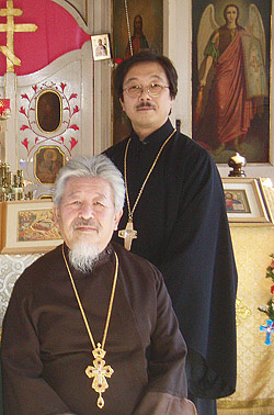 Священники Петр и Павел Оикава после Рождественской службы в Хитоёси