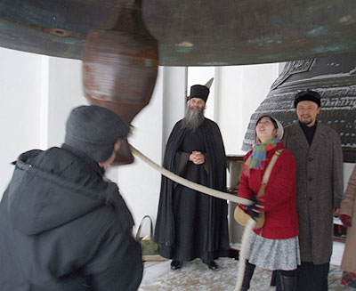 Пелагия Отиаи и Григорий Мидзуно звонят к литургии в новый 72-тонный колокол, отлитый в 2003 г. вместо старого 65-тонного лаврского колокола. Язык современного колокола весит более 800 кг