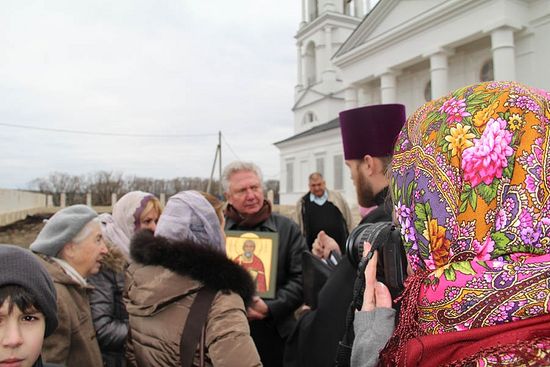 Правнук священномученика Измаила Евгений Евенко с его иконой