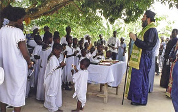 Гана. Епископ Дамаскин готовит к святому крещению 50 человек в деревне Адейсо