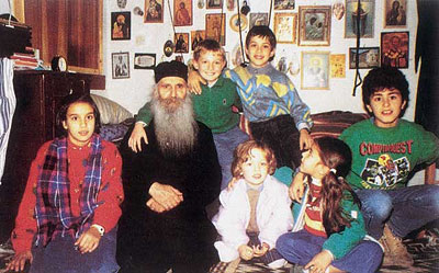 Блаженный старец Иаков (Тсаликис) с маленькими детьми в своей келье