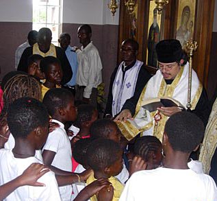 Митрополит Георгий с молодежью в храме святителя Нектария