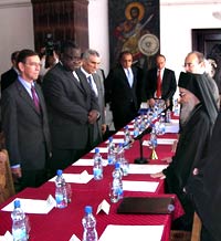 Епископ Артемий с членами Миссии Совета Безопасности ООН. 27 апреля 2007 г. Монастырь Грачаница