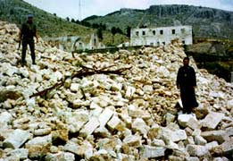 Епископ Захолмско-Герцеговинский Афанасий (Евтич) на развалинах кафедрального собора во имя Святой Троицы в Мостаре, разрушенного летом 1992 г. хорватскими войсками