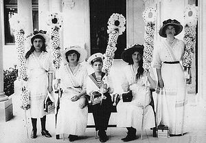 Царская семья на празднике Белого цветка. 1911 г.