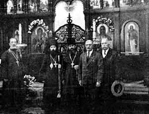 Архиепископ Иоанн (Максимович) с прихожанами Никольского храма